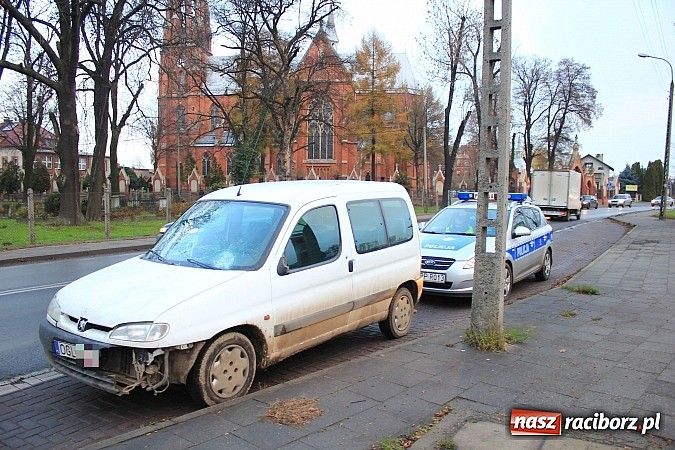 Zdjęcie w galerii na portalu naszraciborz.pl: Wypadek na Armii Krajowej. Trzy kobiety potrącone na przejściu dla pieszych wiadomości z regionu