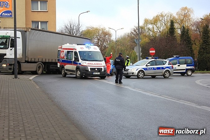 Zdjęcie w galerii na portalu naszraciborz.pl: Potrącenie rowerzysty na rondzie przy pl. Mostowym wiadomości z regionu