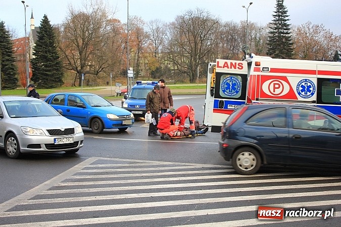 Zdjęcie w galerii na portalu naszraciborz.pl: Potrącenie rowerzysty na rondzie przy pl. Mostowym wiadomości z regionu