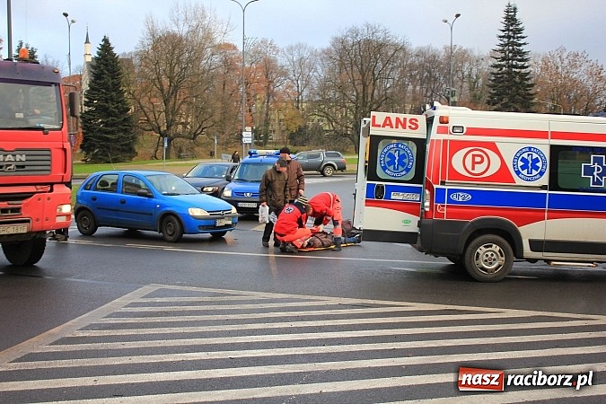 Zdjęcie w galerii na portalu naszraciborz.pl: Potrącenie rowerzysty na rondzie przy pl. Mostowym wiadomości z regionu