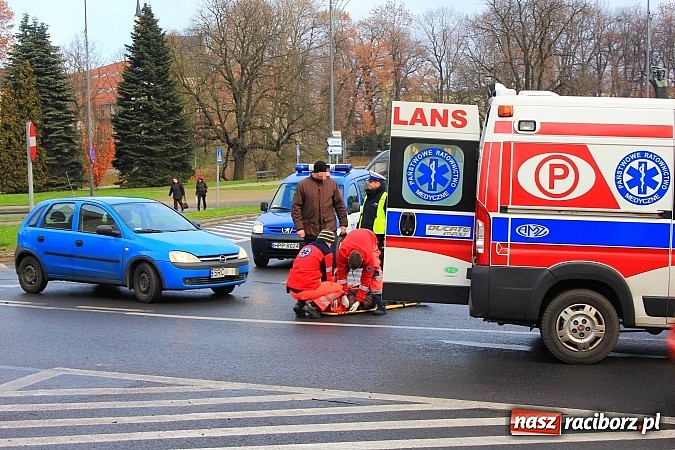 Zdjęcie w galerii na portalu naszraciborz.pl: Potrącenie rowerzysty na rondzie przy pl. Mostowym wiadomości z regionu