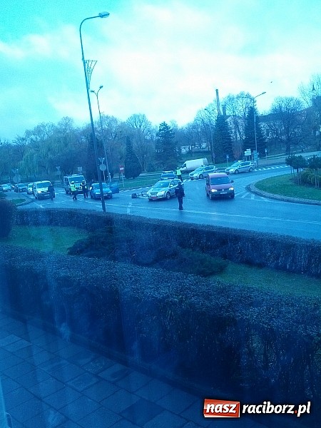Zdjęcie w galerii na portalu naszraciborz.pl: Potrącenie rowerzysty na rondzie przy pl. Mostowym wiadomości z regionu