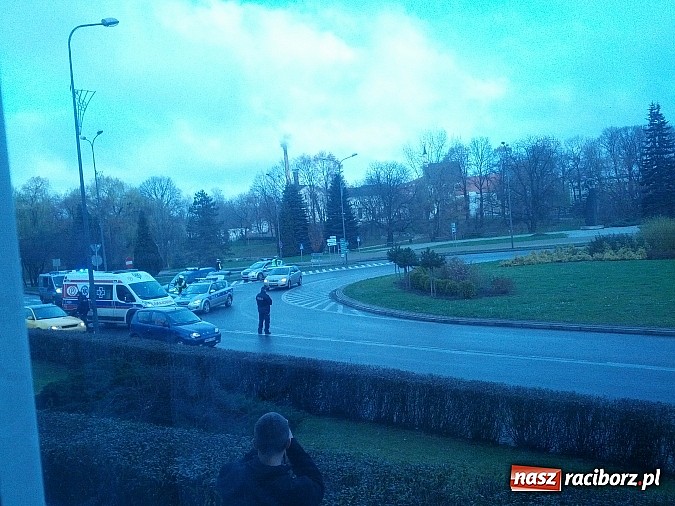 Zdjęcie w galerii na portalu naszraciborz.pl: Potrącenie rowerzysty na rondzie przy pl. Mostowym wiadomości z regionu