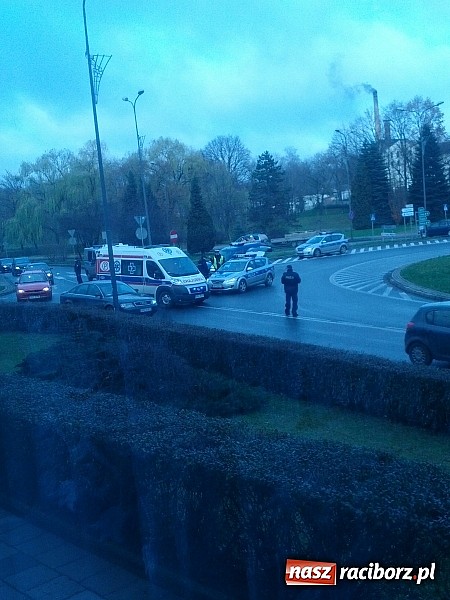 Zdjęcie w galerii na portalu naszraciborz.pl: Potrącenie rowerzysty na rondzie przy pl. Mostowym wiadomości z regionu