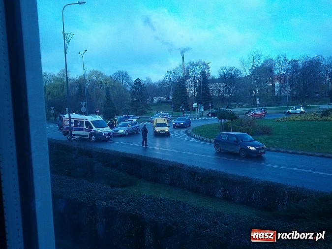 Zdjęcie w galerii na portalu naszraciborz.pl: Potrącenie rowerzysty na rondzie przy pl. Mostowym wiadomości z regionu