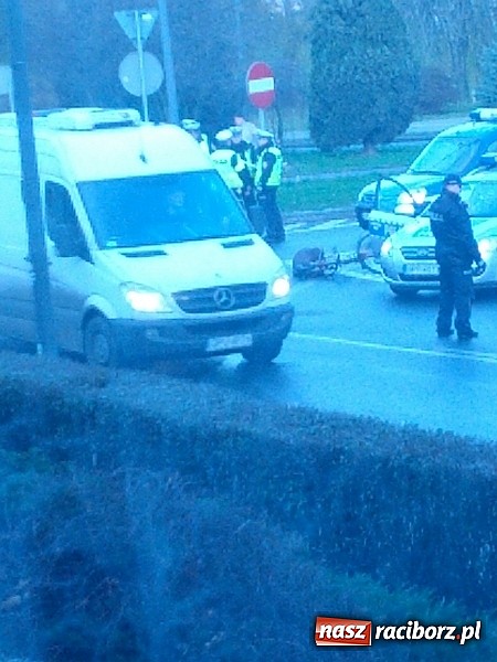 Zdjęcie w galerii na portalu naszraciborz.pl: Potrącenie rowerzysty na rondzie przy pl. Mostowym wiadomości z regionu