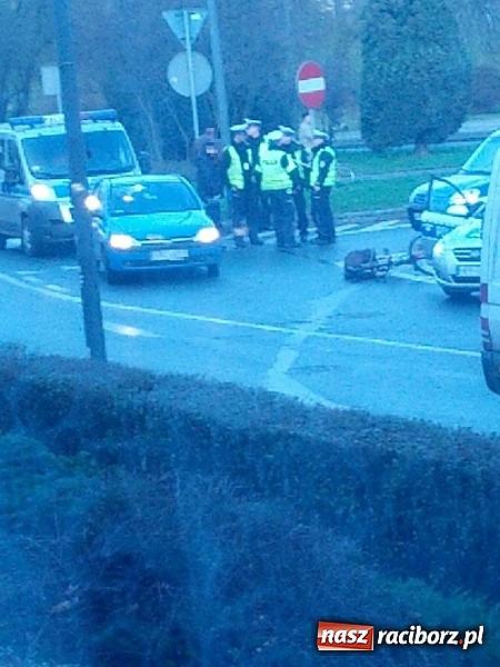 Zdjęcie w galerii na portalu naszraciborz.pl: Potrącenie rowerzysty na rondzie przy pl. Mostowym wiadomości z regionu