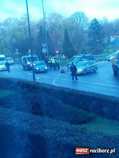Zdjęcie w galerii na portalu naszraciborz.pl: Potrącenie rowerzysty na rondzie przy pl. Mostowym wiadomości z regionu