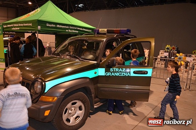 Zdjęcie w galerii na portalu naszraciborz.pl: Straż Graniczna na charytatywnej imprezie mikołajkowej - BCC dzieciom wiadomości z regionu