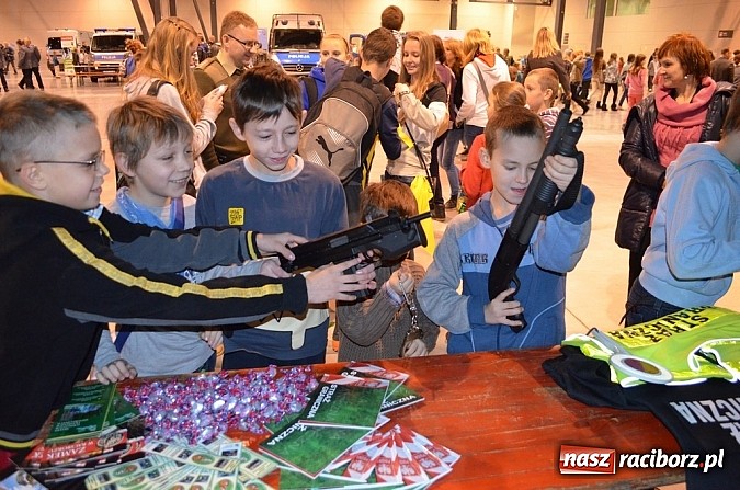 Zdjęcie w galerii na portalu naszraciborz.pl: Straż Graniczna na charytatywnej imprezie mikołajkowej - BCC dzieciom wiadomości z regionu