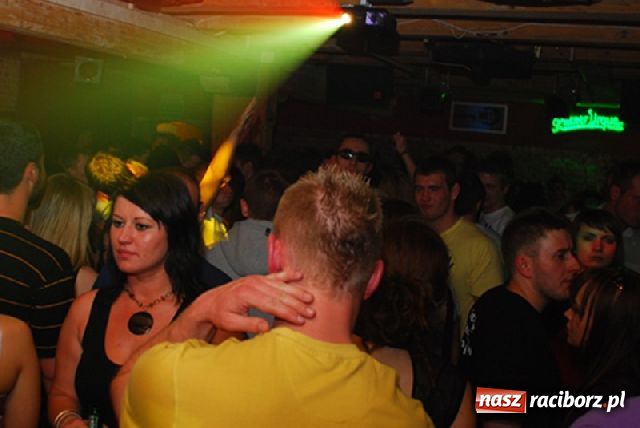 Zdjęcie w galerii na portalu naszraciborz.pl: Lustrator towarzyski wiadomości z regionu