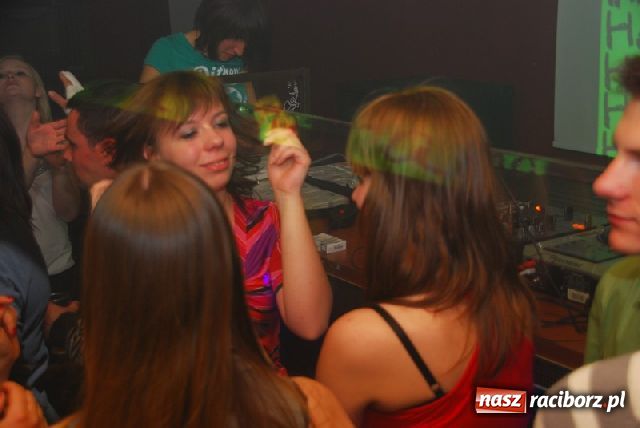 Zdjęcie w galerii na portalu naszraciborz.pl: Lustrator towarzyski wiadomości z regionu