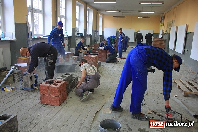 Zdjęcie w galerii na portalu naszraciborz.pl: Budowlańcy z 11 miast rywalizują w Raciborzu wiadomości z regionu