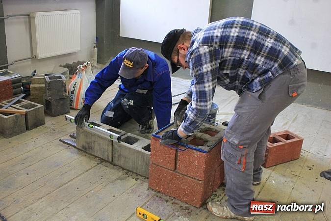 Zdjęcie w galerii na portalu naszraciborz.pl: Budowlańcy z 11 miast rywalizują w Raciborzu wiadomości z regionu