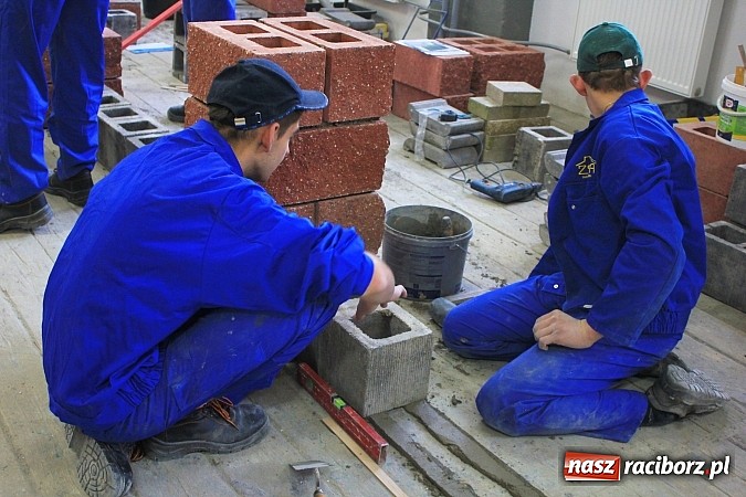 Zdjęcie w galerii na portalu naszraciborz.pl: Budowlańcy z 11 miast rywalizują w Raciborzu wiadomości z regionu