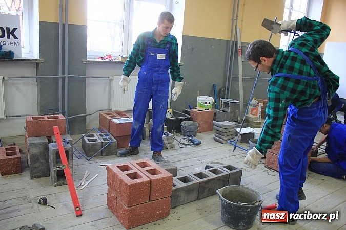 Zdjęcie w galerii na portalu naszraciborz.pl: Budowlańcy z 11 miast rywalizują w Raciborzu wiadomości z regionu