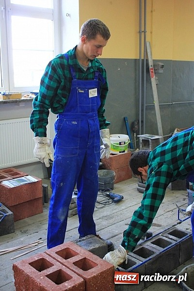 Zdjęcie w galerii na portalu naszraciborz.pl: Budowlańcy z 11 miast rywalizują w Raciborzu wiadomości z regionu