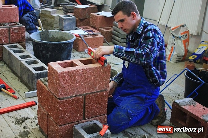 Zdjęcie w galerii na portalu naszraciborz.pl: Budowlańcy z 11 miast rywalizują w Raciborzu wiadomości z regionu