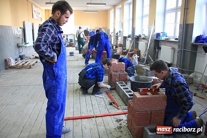 Zdjęcie w galerii na portalu naszraciborz.pl: Budowlańcy z 11 miast rywalizują w Raciborzu wiadomości z regionu
