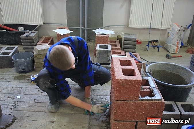 Zdjęcie w galerii na portalu naszraciborz.pl: Budowlańcy z 11 miast rywalizują w Raciborzu wiadomości z regionu