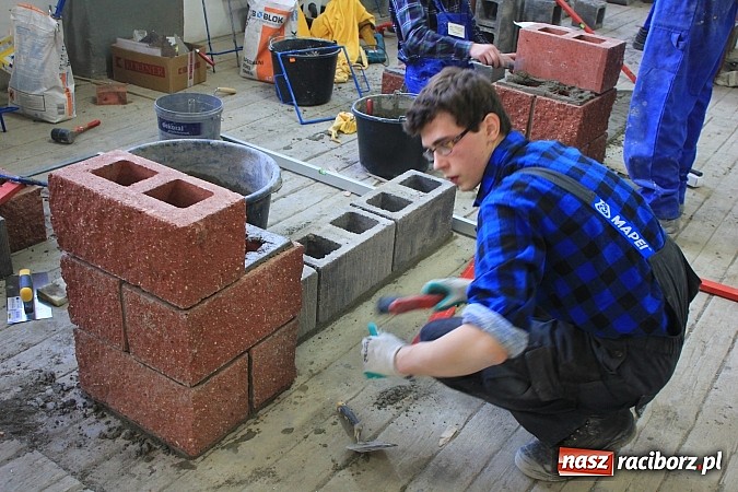 Zdjęcie w galerii na portalu naszraciborz.pl: Budowlańcy z 11 miast rywalizują w Raciborzu wiadomości z regionu