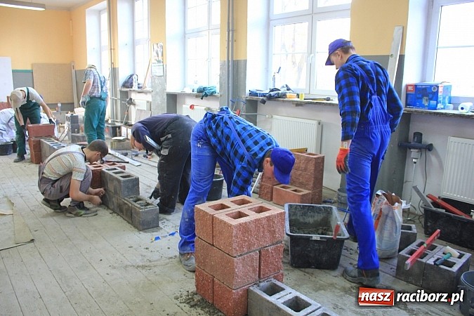 Zdjęcie w galerii na portalu naszraciborz.pl: Budowlańcy z 11 miast rywalizują w Raciborzu wiadomości z regionu