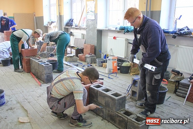 Zdjęcie w galerii na portalu naszraciborz.pl: Budowlańcy z 11 miast rywalizują w Raciborzu wiadomości z regionu