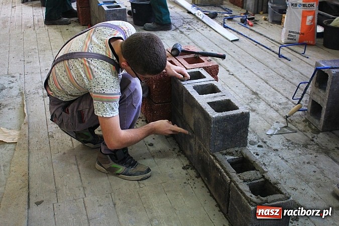 Zdjęcie w galerii na portalu naszraciborz.pl: Budowlańcy z 11 miast rywalizują w Raciborzu wiadomości z regionu