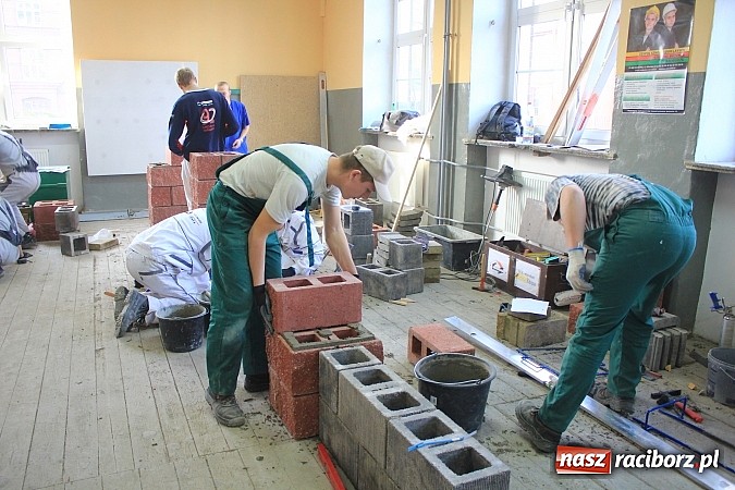 Zdjęcie w galerii na portalu naszraciborz.pl: Budowlańcy z 11 miast rywalizują w Raciborzu wiadomości z regionu