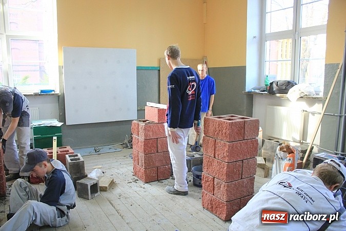 Zdjęcie w galerii na portalu naszraciborz.pl: Budowlańcy z 11 miast rywalizują w Raciborzu wiadomości z regionu