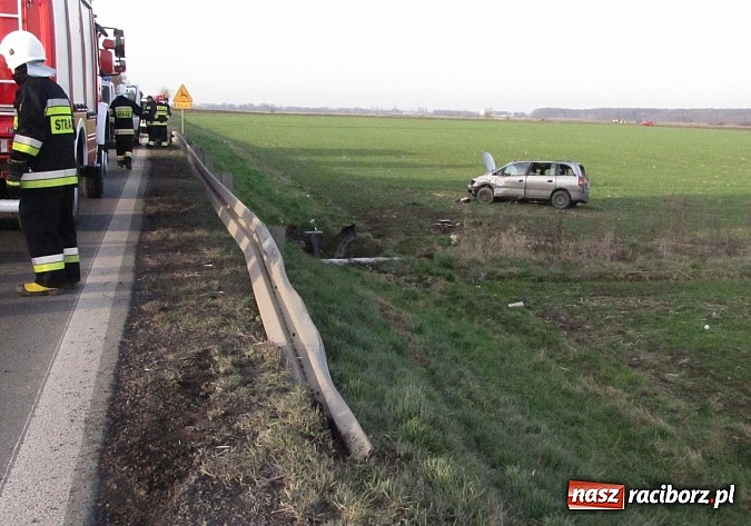 Zdjęcie w galerii na portalu naszraciborz.pl: Wypadek na DK 45 pomiędzy Krzyżanowicami a Tworkowem. Trzy osoby ranne wiadomości z regionu