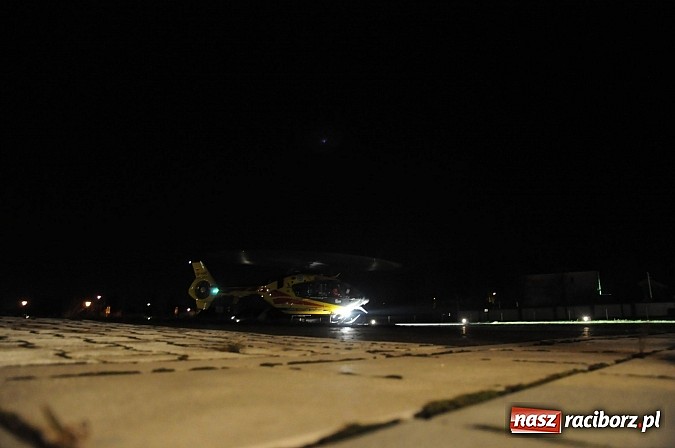 Zdjęcie w galerii na portalu naszraciborz.pl: Nocne lądowanie śmigłowca przy szpitalu wiadomości z regionu