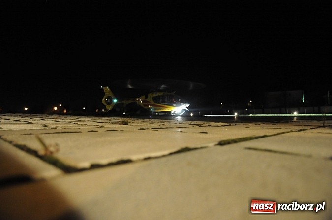 Zdjęcie w galerii na portalu naszraciborz.pl: Nocne lądowanie śmigłowca przy szpitalu wiadomości z regionu