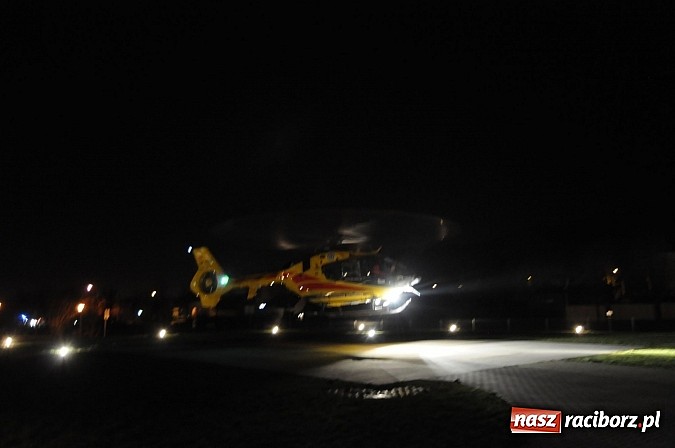 Zdjęcie w galerii na portalu naszraciborz.pl: Nocne lądowanie śmigłowca przy szpitalu wiadomości z regionu