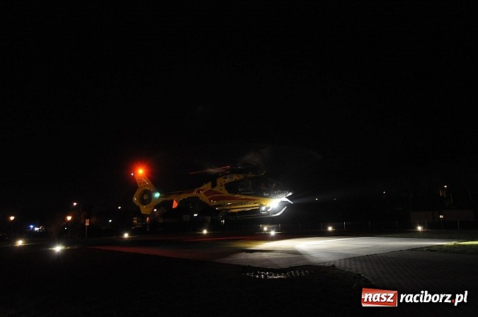 Zdjęcie w galerii na portalu naszraciborz.pl: Nocne lądowanie śmigłowca przy szpitalu wiadomości z regionu