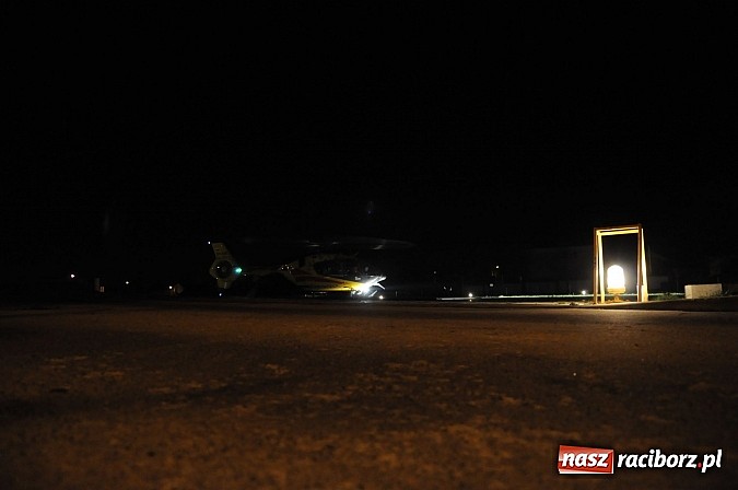 Zdjęcie w galerii na portalu naszraciborz.pl: Nocne lądowanie śmigłowca przy szpitalu wiadomości z regionu
