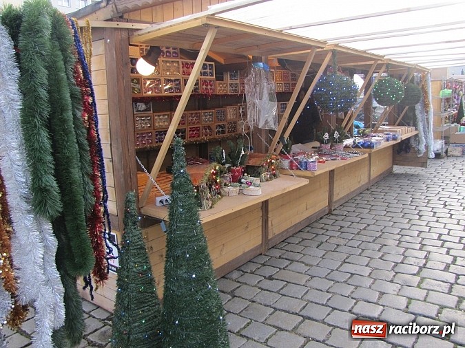 Zdjęcie w galerii na portalu naszraciborz.pl: Rozkręca się świąteczny jarmark na rynku wiadomości z regionu