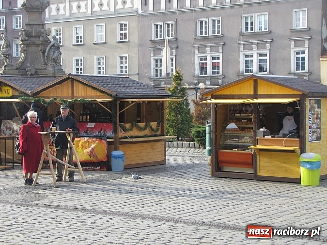 Zdjęcie w galerii na portalu naszraciborz.pl: Rozkręca się świąteczny jarmark na rynku wiadomości z regionu