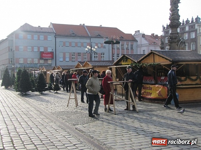 Zdjęcie w galerii na portalu naszraciborz.pl: Rozkręca się świąteczny jarmark na rynku wiadomości z regionu