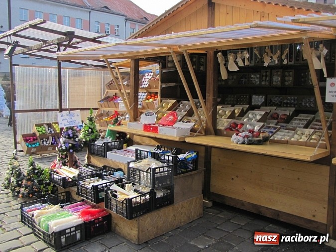 Zdjęcie w galerii na portalu naszraciborz.pl: Rozkręca się świąteczny jarmark na rynku wiadomości z regionu