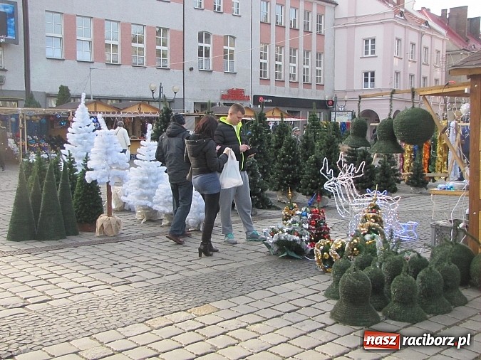 Zdjęcie w galerii na portalu naszraciborz.pl: Rozkręca się świąteczny jarmark na rynku wiadomości z regionu