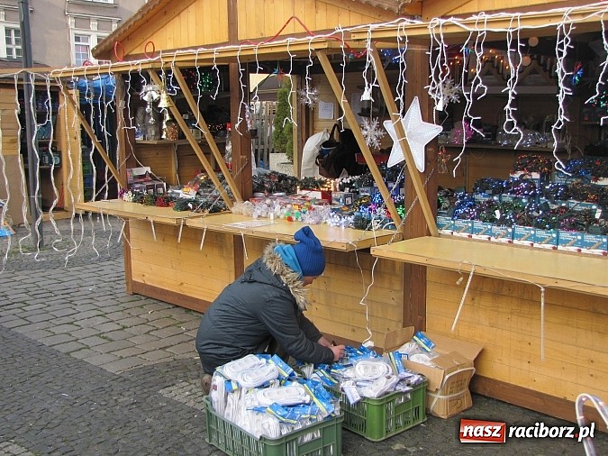 Zdjęcie w galerii na portalu naszraciborz.pl: Rozkręca się świąteczny jarmark na rynku wiadomości z regionu