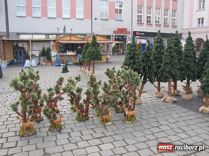 Zdjęcie w galerii na portalu naszraciborz.pl: Rozkręca się świąteczny jarmark na rynku wiadomości z regionu