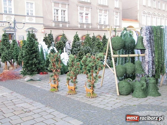Zdjęcie w galerii na portalu naszraciborz.pl: Rozkręca się świąteczny jarmark na rynku wiadomości z regionu