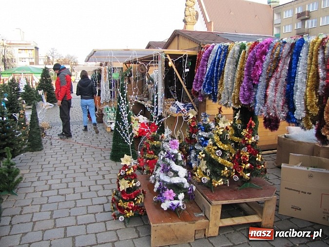 Zdjęcie w galerii na portalu naszraciborz.pl: Rozkręca się świąteczny jarmark na rynku wiadomości z regionu