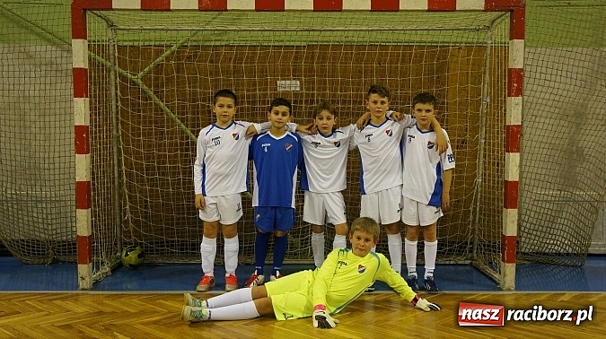 Zdjęcie w galerii na portalu naszraciborz.pl: Młodzi adepci futbolu z Tworkowa trenowali z Banikiem Ostrava wiadomości z regionu