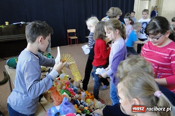 Zdjęcie w galerii na portalu naszraciborz.pl: Mikołajkowy Pchli Targ w Szkole Podstawowej nr 4 wiadomości z regionu