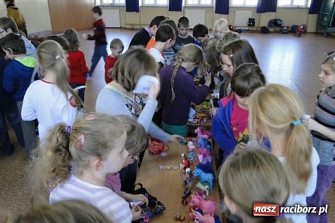 Zdjęcie w galerii na portalu naszraciborz.pl: Mikołajkowy Pchli Targ w Szkole Podstawowej nr 4 wiadomości z regionu