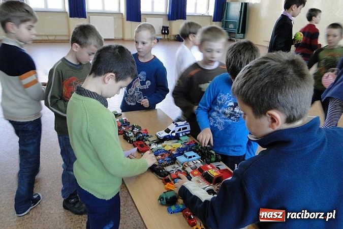 Zdjęcie w galerii na portalu naszraciborz.pl: Mikołajkowy Pchli Targ w Szkole Podstawowej nr 4 wiadomości z regionu