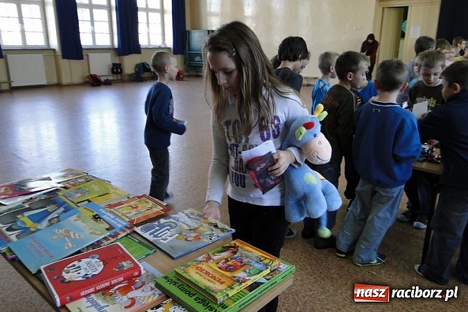 Zdjęcie w galerii na portalu naszraciborz.pl: Mikołajkowy Pchli Targ w Szkole Podstawowej nr 4 wiadomości z regionu